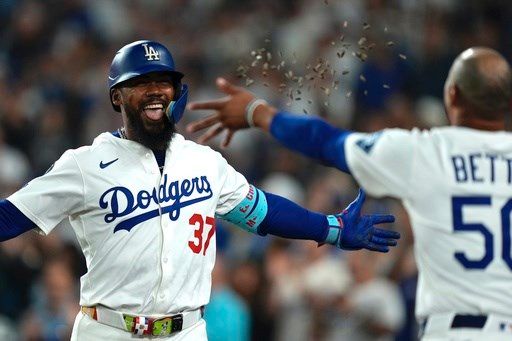 Betts' sacrifice fly and Hernández's homer lift Dodgers over Padres for tie in NL West
