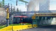 Incendio de bus RED en Estación Central provoca suspensión del tránsito y del servicio de trenes