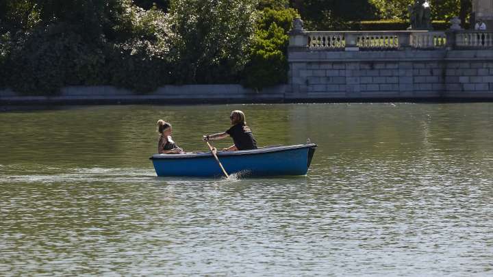 Ni Casa de Campo ni Retiro: el parque de Madrid de 55.000 m2 para refugiarse del calor en sus nuevas barcas del lago