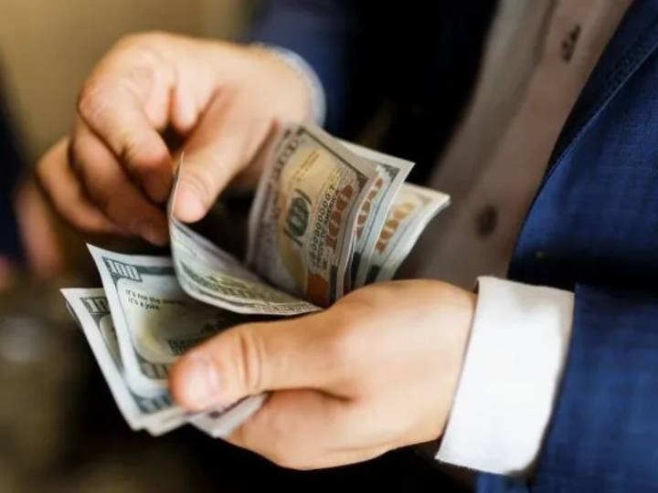 El dólar salta 2,6% y en el Banco Nación ya se vende a $1.370