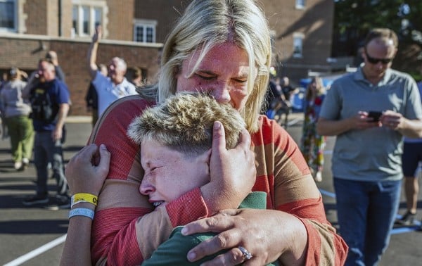 Al menos 2 muertos y 17 heridos en tiroteo en escuela católica de Minneapolis