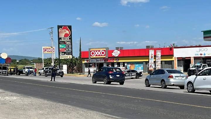 Presuntos asaltantes atacan a balazos a pareja en la Izúcar