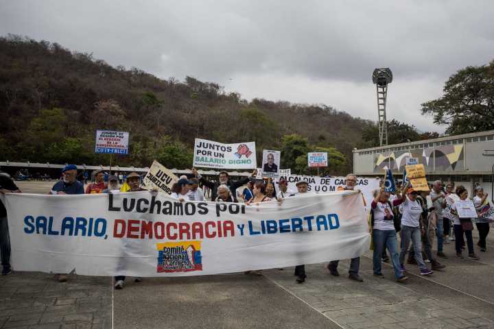 El salario mínimo en Venezuela llega a un dólar por mes, según el cambio del Banco Central
