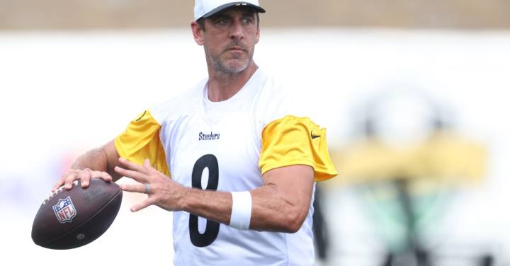 Aaron Rodgers tended to by trainers at Steelers training camp
