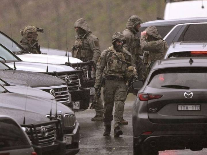 Australian police urge gunman to surrender after officers killed