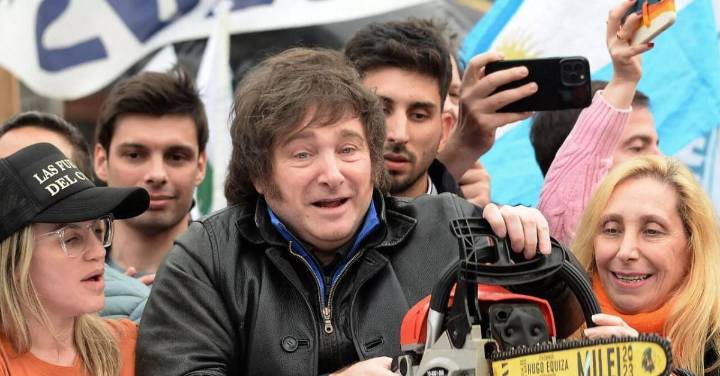Estas son las cifras detrás de la “motosierra” de Milei en Argentina: pensiones y empleo, los más afectados