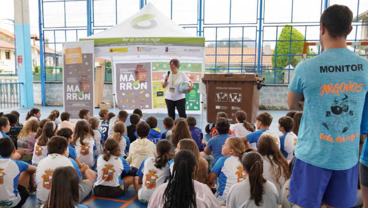Más de 400 niños y niñas aprenden el uso del contenedor marrón previamente a su implantación