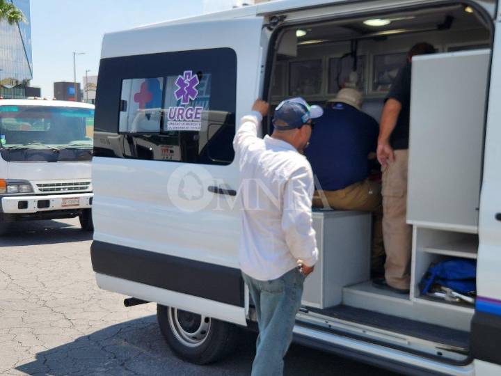 Cae estructura a trabajador en estacionamiento de Home Depot