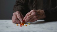 Especialistas advierten sobre el riesgo de que las personas mayores tomen demasiados medicamentos