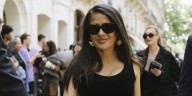 Salma Hayek demuestra que vestir de negro no es aburrido con el con corsé que estiliza la figura