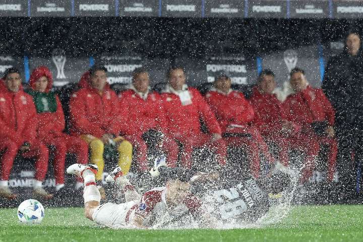 Partido caliente. Huracán ganaba, se descontroló, quedó con nueve jugadores y se despidió de la Sudamericana