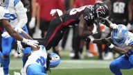Jugador de Lions queda inmóvil tras violento choque en partido suspendido