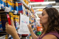 Familias de ambos lados de la frontera aprovechan el fin de semana libre de impuestos para surtir útiles escolares, pese al alza de precios