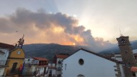 Quinto día en el incendio de Jarilla: confinan Segura de Toro y avanza hacia el Valle del Ambroz