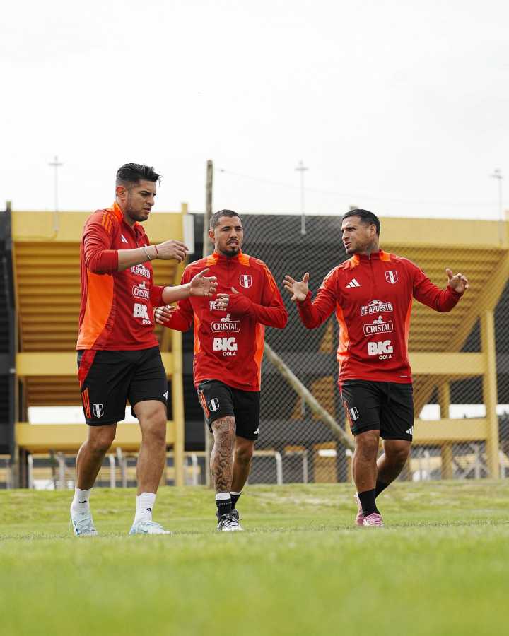 Selección Peruana entrenó en campo de Peñarol con presencia de Carlos Zambrano