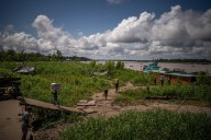 El problema ambiental que amenaza con dejar al puerto colombiano de Leticia sin conexión al río Amazonas
