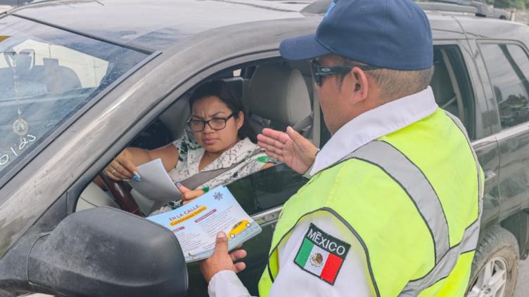 Entrega Vialidad volantes en cruceros para prevenir accidentes