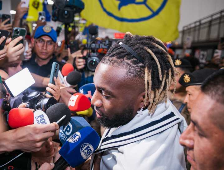 Entre ovaciones, el francés Saint-Maximin llega a México para fichar con el América
