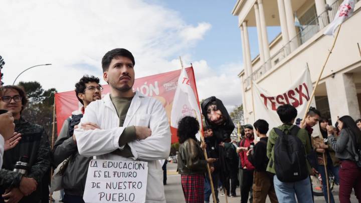 Docentes universitarios de Córdoba cuestionan el aumento: "Está lejos de recomponer la caída del salario"