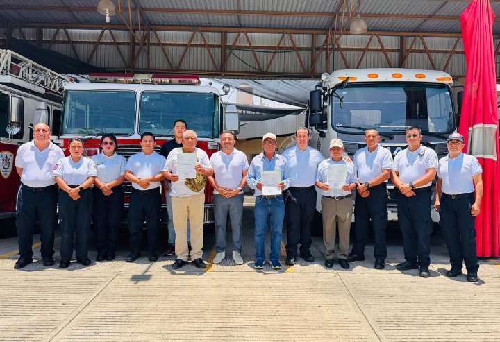 Gobierno de Oaxaca entrega constancias del IMSS a bomberos pensionados