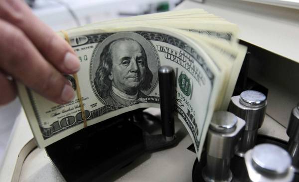Afloja el dólar oficial, pero trepa el Riesgo País en medio del escándalo por las presuntas coimas
