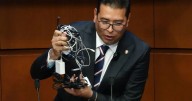 Senador Camarillo renuncia al PRI y deja a la bancada con 13 integrantes; peligra su vicepresidencia