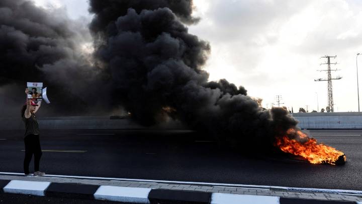 Los familiares de rehenes israelies toman las calles para presionar a Netanyahu