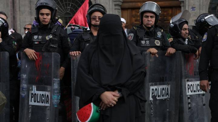 Policías enfrentan a encapuchados durante marcha en CDMX a favor de Palestina