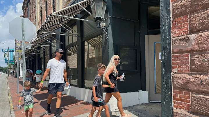 Paula Deen has abruptly closed the Savannah restaurant that launched her to Food Network fame