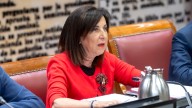 Robles culpa a Feijoo de que las autonomías pidieran medios «increíbles»