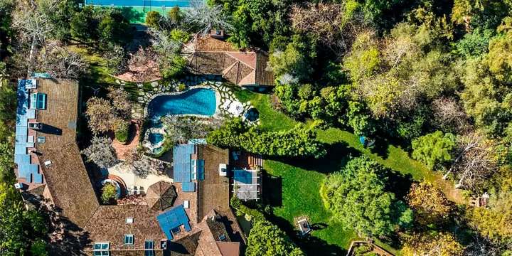 Jim Carrey vendió su mansión en Los Ángeles: cine art déco, seis chimeneas y mucho lujo