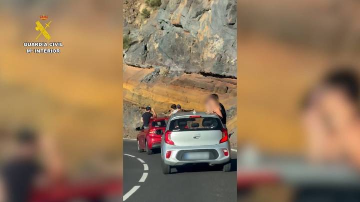¿Cuánto cuesta ir sin cinturón y con el cuerpo fuera del vehículo en el Teide? La Guardia Civil denuncia a ocho turistas por esta temeridad