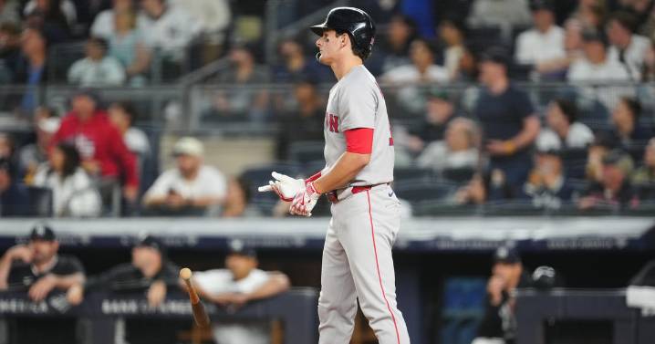 Roman Anthony crushed a homer and hit Yankees with epic bat flip in his Yankee Stadium debut
