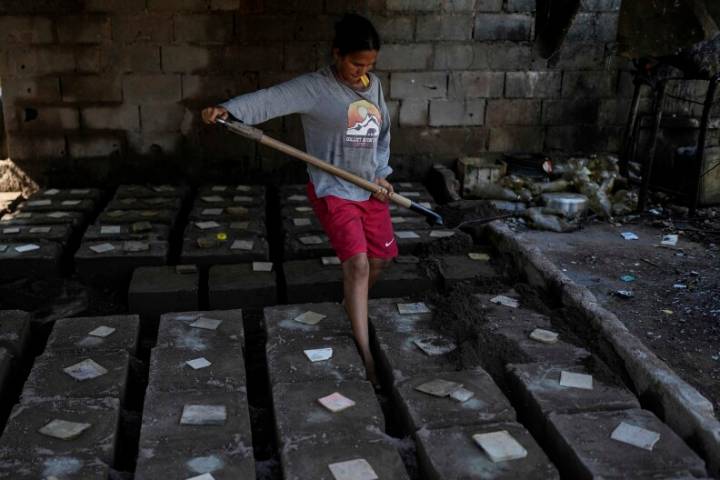 Migrants returning to Venezuela face debt, harsh living conditions