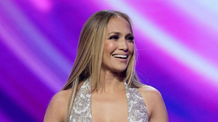 Jennifer Lopez reveals a sizzling look in curve