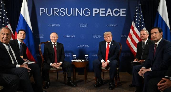 Trump y Putin se dan un apretón de manos antes de cumbre en Alaska