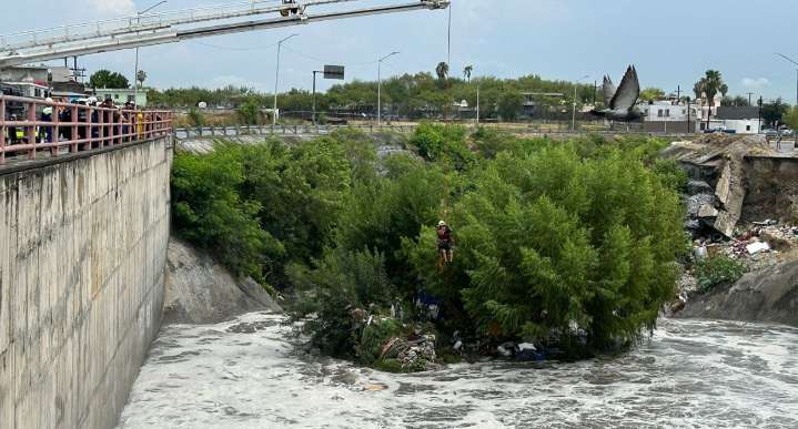 Rescatan a hombre en Arroyo Topo Chico en San Nicolás
