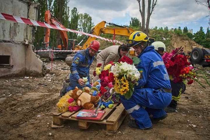 Kyiv mourns victims of attack by Russians