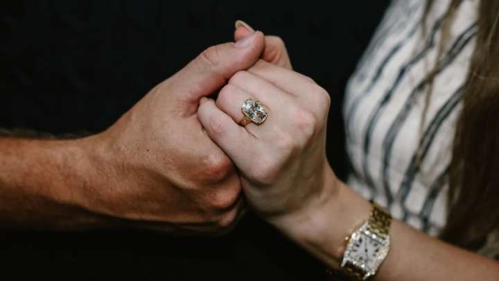 Así Es el Espectacular Anillo de Compromiso de Taylor Swift: Esto Se Sabe Sobre la Joya