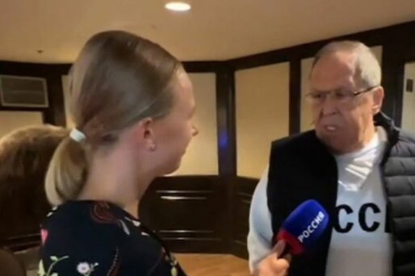 El ministro ruso Lavrov llega a Alaska con una camiseta de la URSS y pide no hacer "suposiciones" sobre el resultado de la cumbre