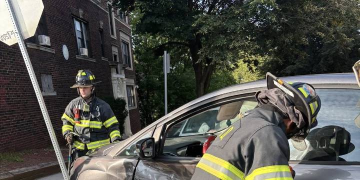 1 person injured in Springfield crash