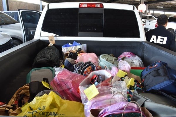 Obsequian mochilas, calzado y útiles escolares a casa hogar
