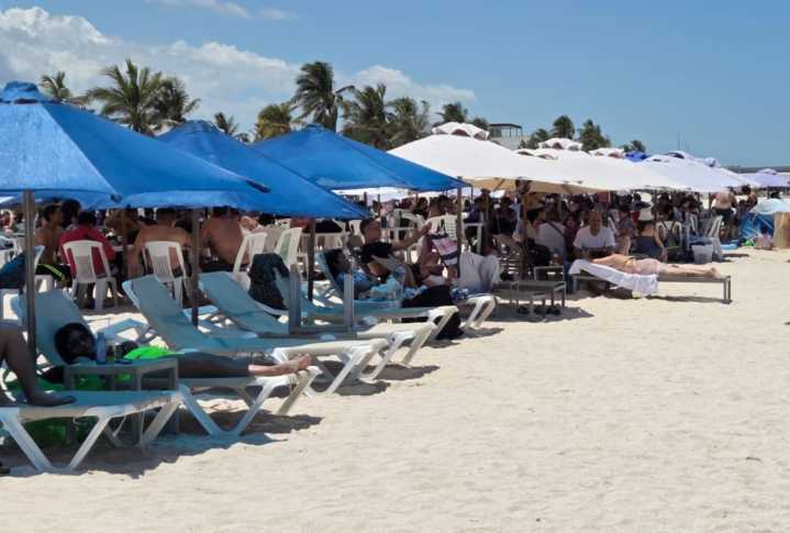 Abarrotan las playas de Progreso