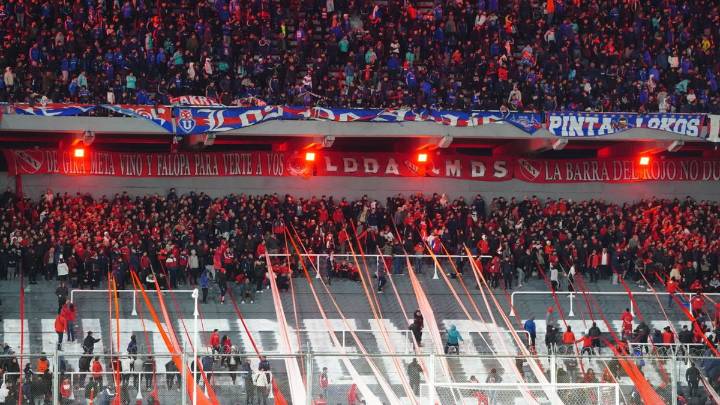 Incidentes en Avellaneda: hinchas de la U de Chile agredieron a los de Independiente