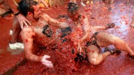 Lo que debe saber sobre la "Tomatina" de España, la batalla callejera de tomates que cumple 80 años