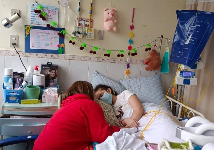 Adolescente de 16 años de Linares lucha por su vida y su familia ruega por ayuda: "Merece una oportunidad"