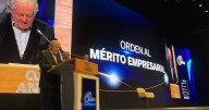Luis Carlos Sarmiento Angulo recibe la Orden al Mérito Empresarial y pide defender la democracia
