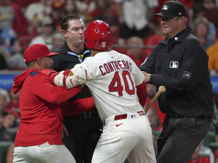 Cardinals' Willson Contreras tossed, hits own coach with bat