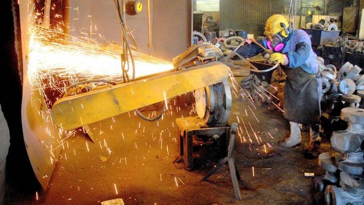 La actividad económica cayó 0,7% mensual en junio, según INDEC