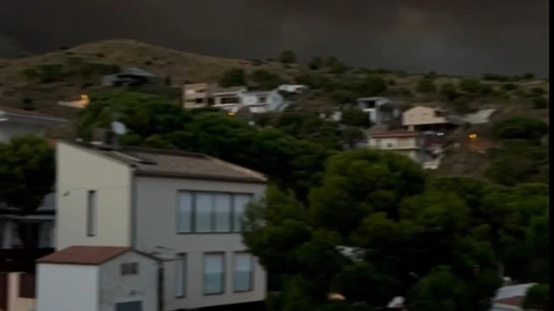 El humo del incendio de Francia cubrió en media hora el cielo del norte de Catalunya pese a estar a 100 km de distancia